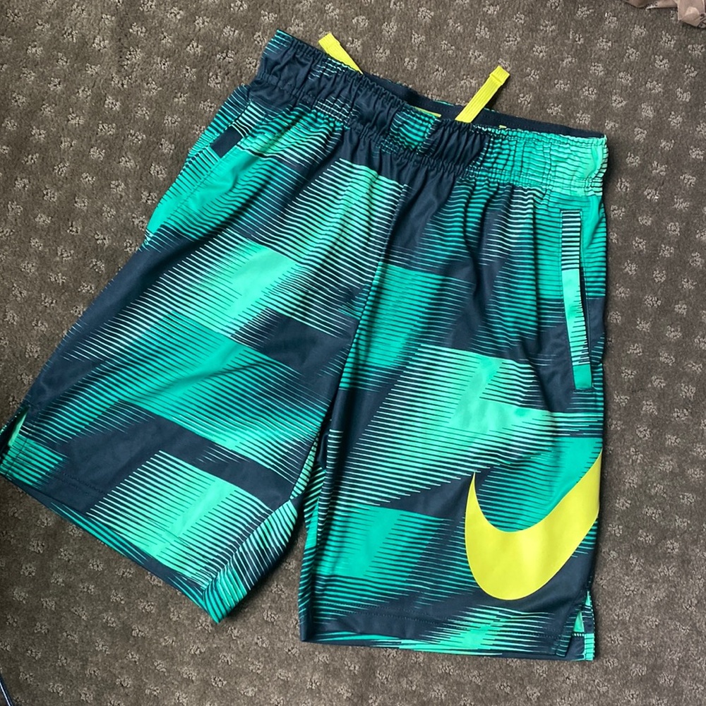 Youth Nike shorts - youth medium
